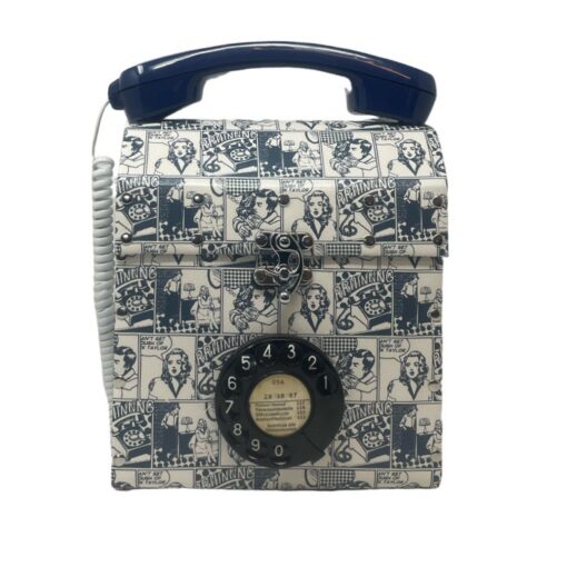 Telefontasche weiß mit blauen Comic-Figuren und langem Schultergurt - dies ist ein Upcycling-Produkt